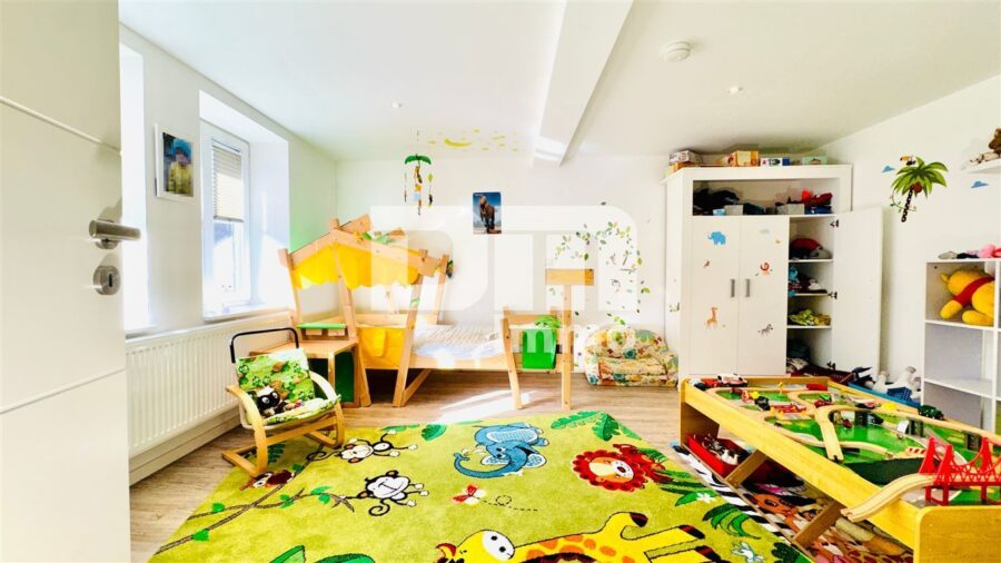 Vollständig kernsaniertes / neu erstelltes EFH in zentraler Lage mit 2 Garagen - OG Schlafzimmer / Kinderzimmer